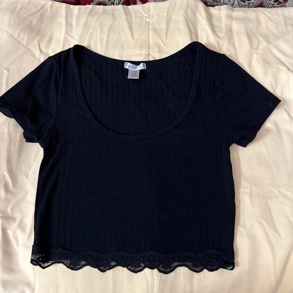 Black ribbed crop top with lace trim #ribbed #lace