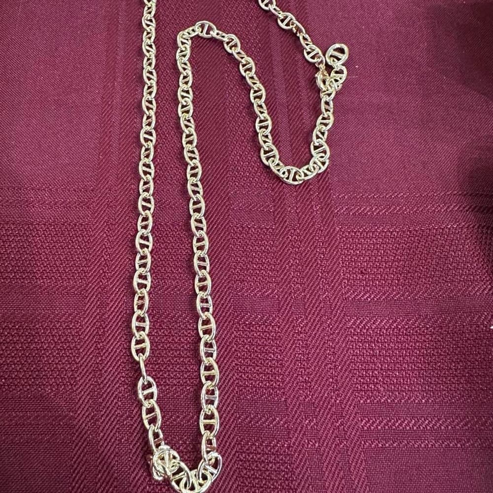 18 carat gold field Mariner chain necklace with a