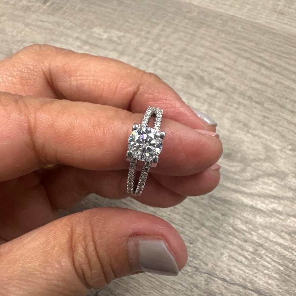 1 carat size 7 Moissanites Ring with Round Center