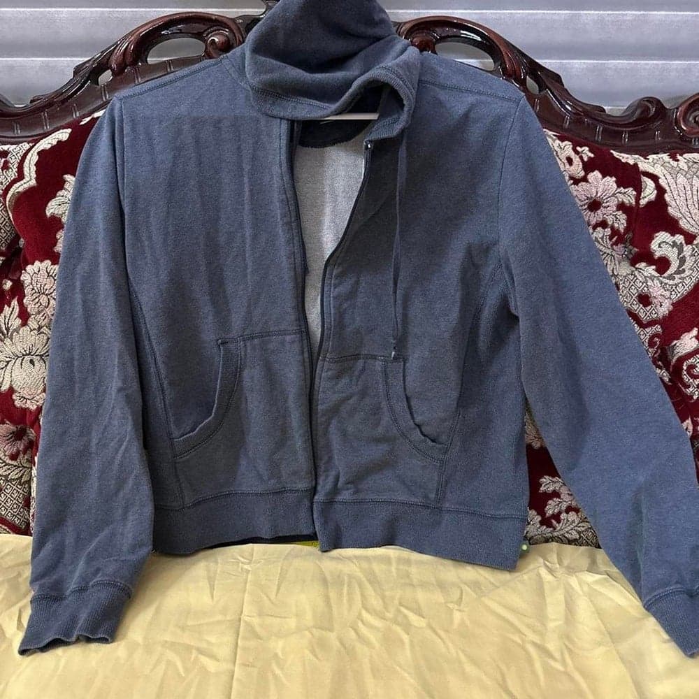Navy blue zip up hoodie #zipup #cozy